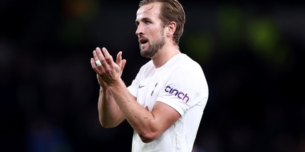 Il bel gesto di Kane: invita due tifosi del Tottenham allo stadio dopo la beffa