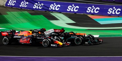 F1, Gp Arabia Saudita: Hamilton vince e appaia Verstappen in classifica