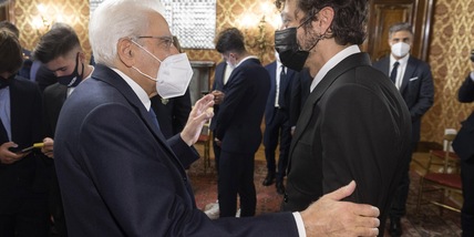 Incontro Mattarella-Federmoto: Valentino Rossi omaggia il Capo dello Stato con un casco tricolore