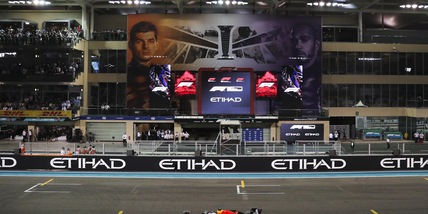 F1, ad Abu Dhabi Verstappen in pole, Hamilton 2°. Sainz parte 5° con la Ferrari