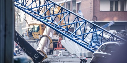 Tragedia a Torino, gru crolla su un palazzo: morti tre operai