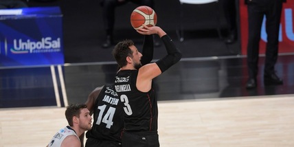 La Virtus vince il derby. Reggio Emilia ok sulla sirena, Brindisi all'overtime