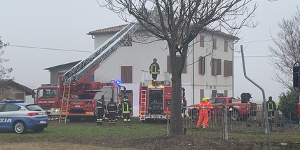 Incidente a Modena: un ultraleggero si schianta su una casa