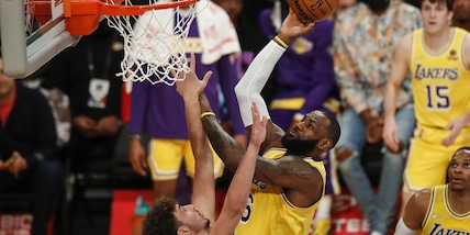 Nba, i Suns travolgono i Lakers nonostante un super Lebron