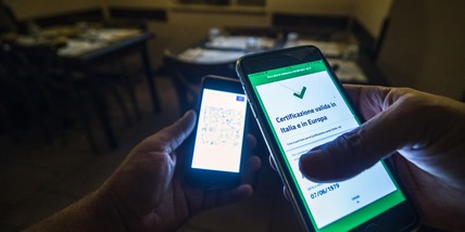 Donna lancia cappuccino alla barista: le aveva chiesto il Green Pass