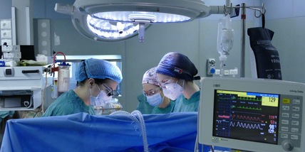 Covid in Italia: contagi in calo e ospedali meno pieni