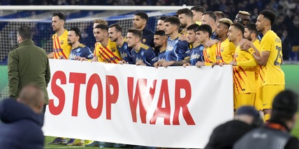 I calciatori di Napoli e Barcellona espongono lo striscione "Stop war"