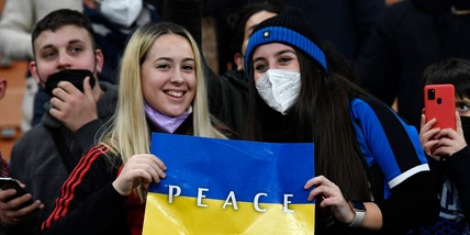Milan-Inter contro la guerra: bandiere e maglie per l'Ucraina