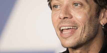 MotoGp, ospite speciale a Portimao: c'è Valentino Rossi nel paddock