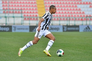 Juve, si fa male anche Aké: problema muscolare con l'U23