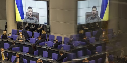 Zelensky, appello alla Germania citando Reagan: "Buttiamo giù il muro"