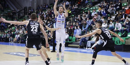 A Treviso lo scontro salvezza: 78-73 a Trento. Tortona affonda Napoli