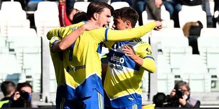 Dybala e Vlahovic in gol, la Juve batte la Salernitana e si porta a -1 dall'Inter