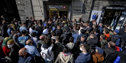 È Moonwatch mania a Torino: persone accampate da ore per il nuovo orologio