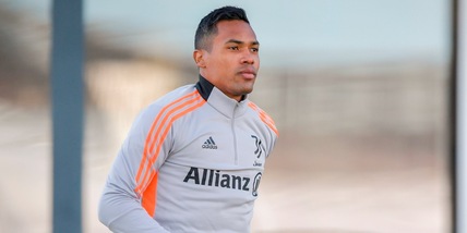 Allegri al lavoro per Juve-Inter: Alex Sandro si allena in gruppo