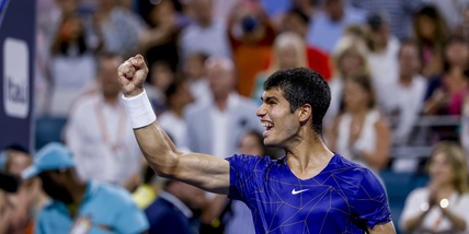 Miami, Alcaraz batte Hurkacz e vola in finale