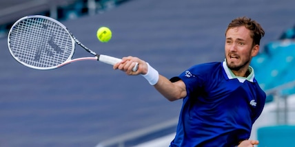 Medvedev: "Ho un'ernia, devo operarmi". A rischio il Roland Garros