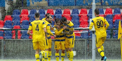 Il Parma vola col Cosenza, Cremonese fermata dalla Reggina. Pari Alessandria