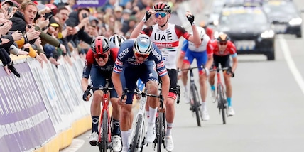 Giro delle Fiandre, Van der Poel fa il bis: beffato Pogacar