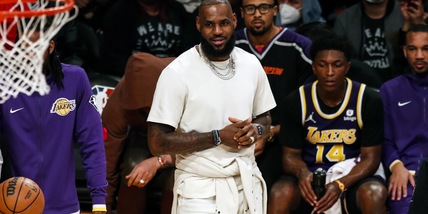 Nba, LeBron guarda il crollo dei Lakers: super Jokic. Ok Dallas