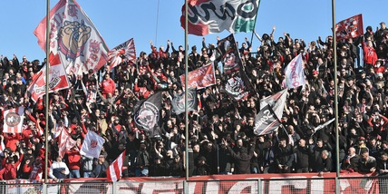 Bari, centinaia di tifosi nella notte per la promozione in Serie B