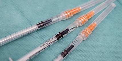 Covid, l’incredibile storia di un uomo: “Ha ricevuto 90 dosi di vaccino”