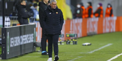 Roma, Mourinho: "Campo di plastica, mi preoccupa Mancini"