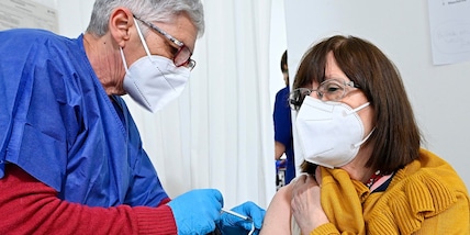 Covid in Italia, Costa: "Il 12 aprile si decide su quarta dose"