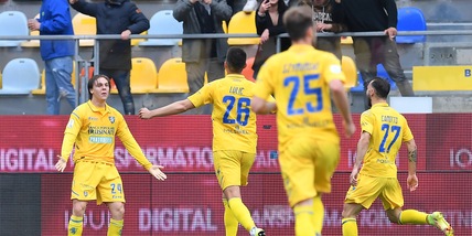 Serie B, la Cremonese perde la vetta: vince il Frosinone 2-1