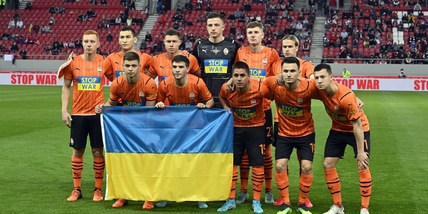 Ucraina, lo Shakhtar Donetsk rende omaggio alle città assediate