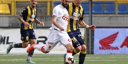 Serie C, follia a Foggia: invasione di campo e giocatori del Catanzaro presi a schiaffi