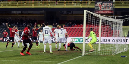 Serie C, il presidente del Foggia: "Chiedo scusa ai tifosi italiani"