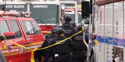 Uomo apre il fuoco sulla metro di New York: decine di feriti, due in gravi condizioni