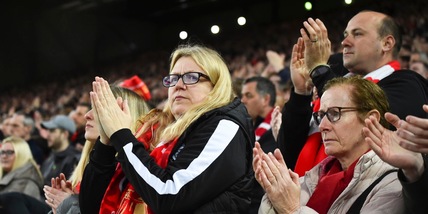 Cristiano Ronaldo, l'Anfield lo applaude al settimo minuto per il figlio morto