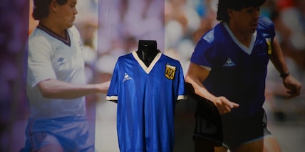 Maradona, venduta all’asta la maglia della "Mano de Dios”: la cifra è folle