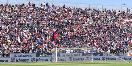 Cagliari, la sconfitta con il Verona fa partire la contestazione dei tifosi