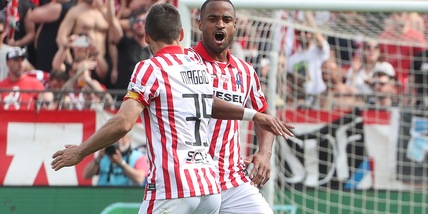 Serie B, il Vicenza beffa il Lecce: 2-1 al 103' e festa promozione rinviata