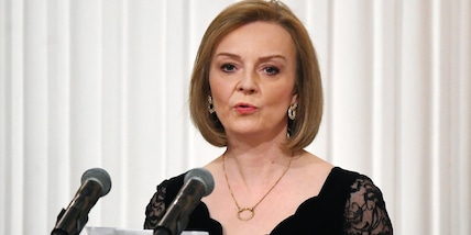 Ucraina, Liz Truss rivela: "Russia usa troll per disinformare sui social"