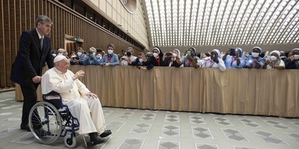 Papa Francesco in sedia a rotelle: problemi al ginocchio