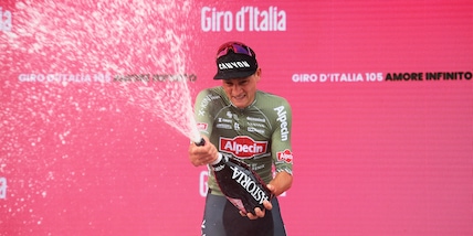 Giro d'Italia 2022, a Van Der Poel la 1ª tappa e la maglia rosa