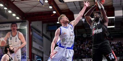 Virtus Bologna, che batosta: Sassari vince 108-73