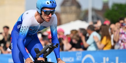 Giro d'Italia, Yates vince la seconda tappa: Van der Poel resta maglia rosa