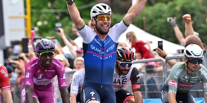 Giro, trionfo Cavendish nella terza tappa: Van der Poel ancora in rosa