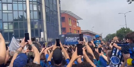 Il pullman dell'Inter accolto dall'entusiasmo dei tifosi a San Siro