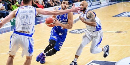 Playoff, a Brescia non basta Mitrou-Long: Sassari vola in semifinale