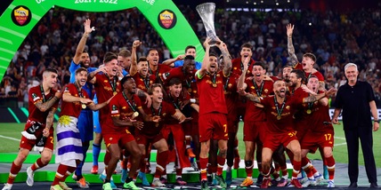 Roma, inizia la festa: Pellegrini alza la Conference League