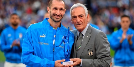 Italia-Argentina, Chiellini premiato da Gravina per l'addio alla Nazionale