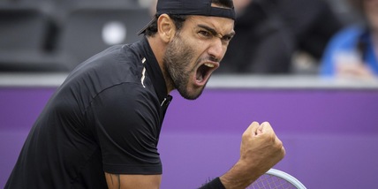 Tennis: Berrettini è l'uomo in nero sull'erba