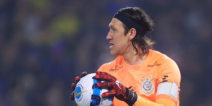 Brasile, tifoso del Santos invade il campo e attacca il portiere del Corinthians