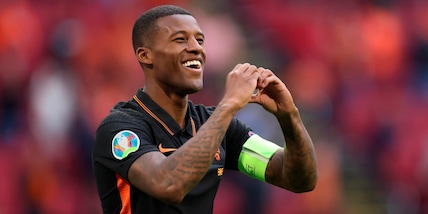 Roma, finalmente Wijnaldum: bagno di folla a Ciampino